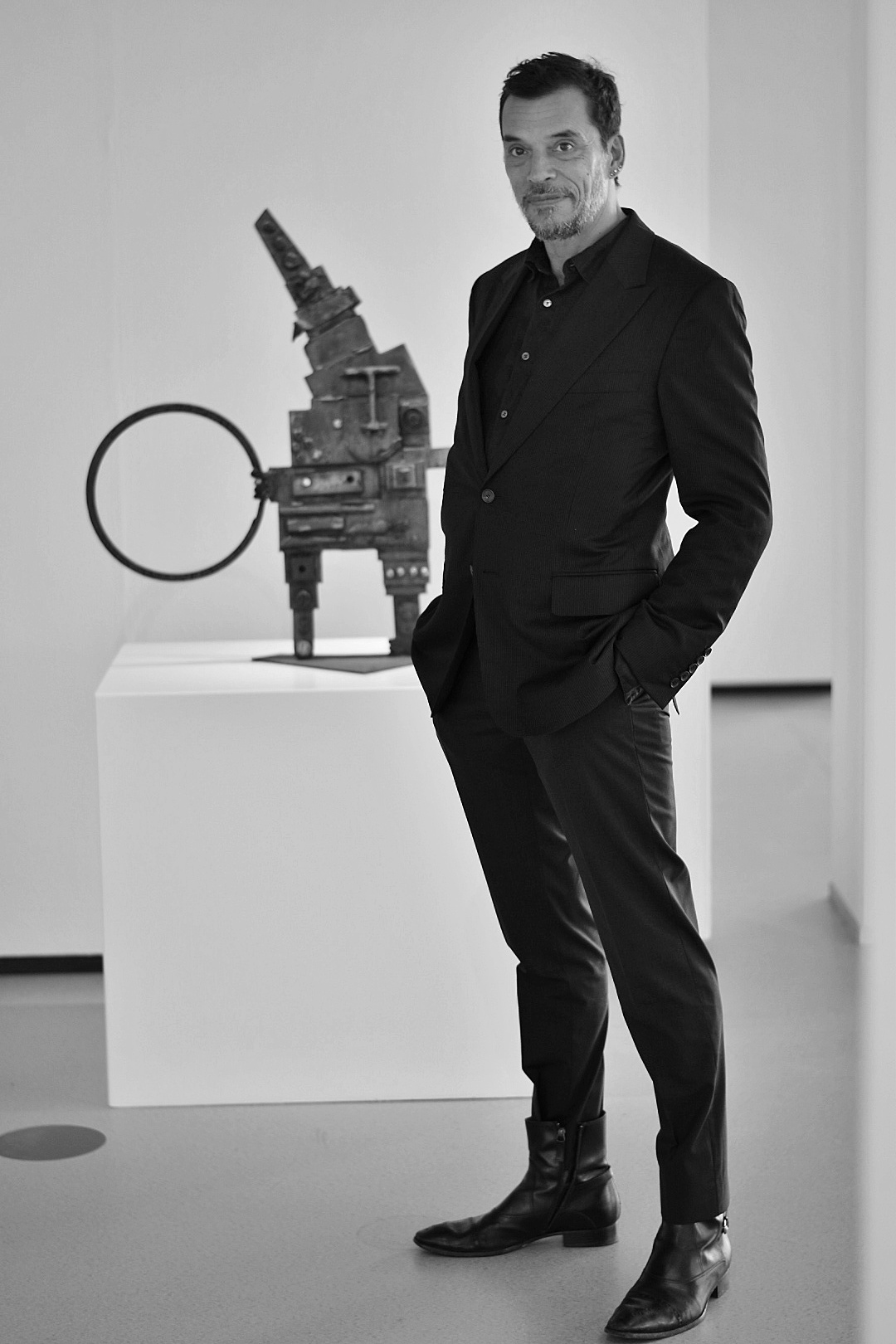 portrait photography Narouz Moltzer black fashion suit cobra museum Amstelveen photo Michael Klinkhamer