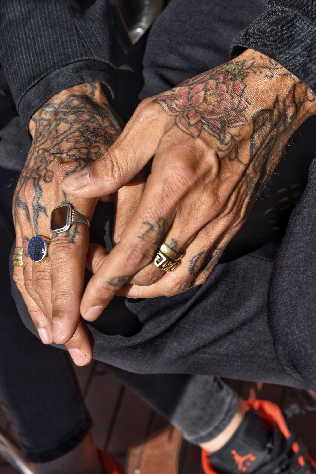 artist Narouz Moltzer tattoo hands photo Michael Klinkhamer