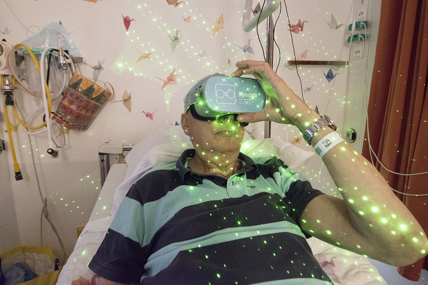 portrait photography of patient with vr glasses in hospital bed AMC-VU Amsterdam hospital