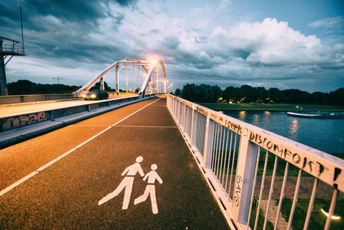 unieke landschap fototour geïnspireerd door de beroemde Nederlandse schrijver Nescio brug in de avond