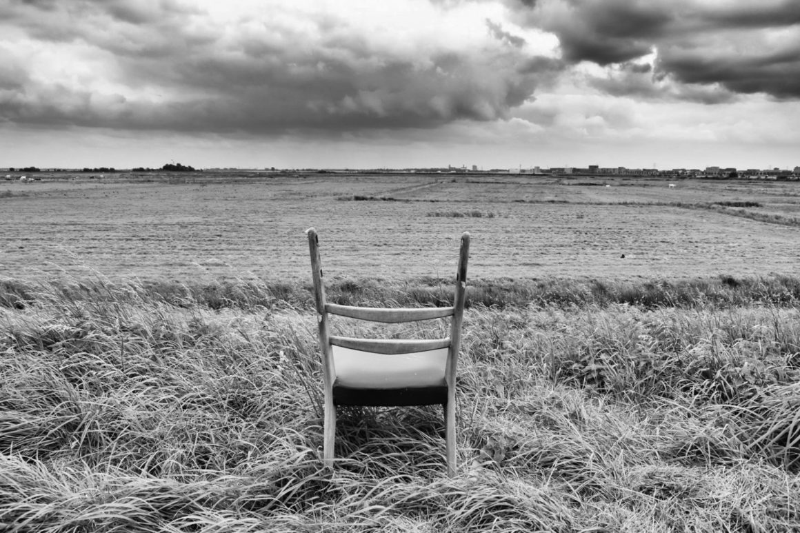 unieke landschap fototour geïnspireerd door de beroemde Nederlandse schrijver Nescio stoel in de wei