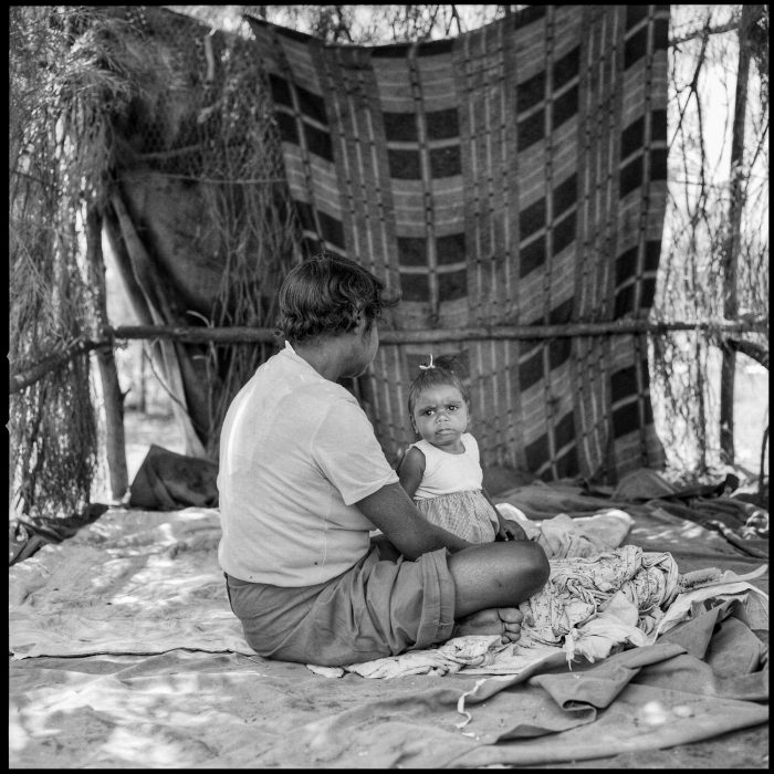 Australia woman with child in humpy_klinkhamerphoto