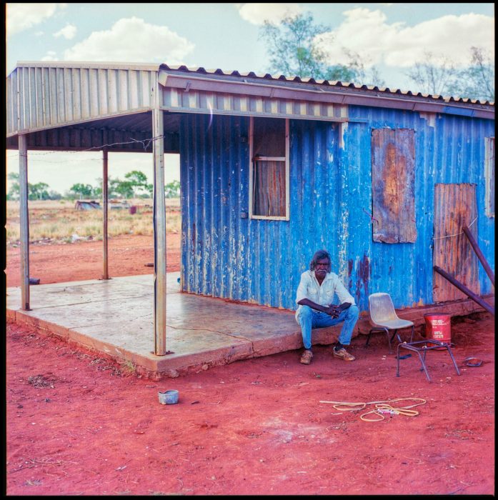 Australia_Outback Aboriginal man with his cabin_klinkhamerphoto