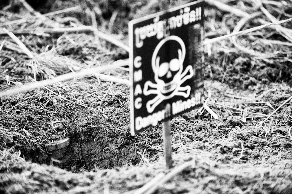 Warning sign landmines cambodia cmac sign©klinkhamer