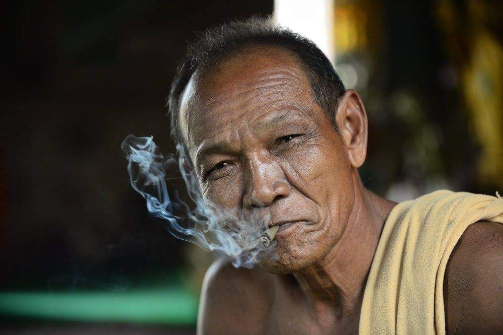 Cambodian-man_smoking-tabacco_phnom-penh-by-klinkhamerphoto