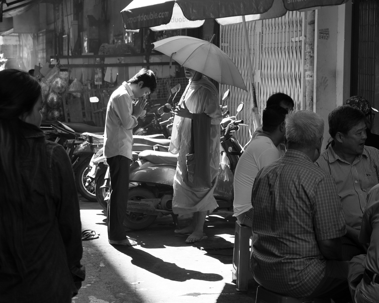 Cambodia_Phnom-Penh-Monk-Blessing