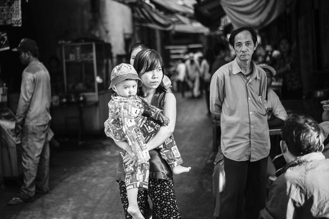 Cambodia_Phnom-Penh-mother-with-child-in-a-alley