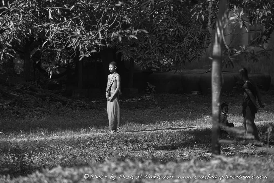 cambodia-monk-in-solitude