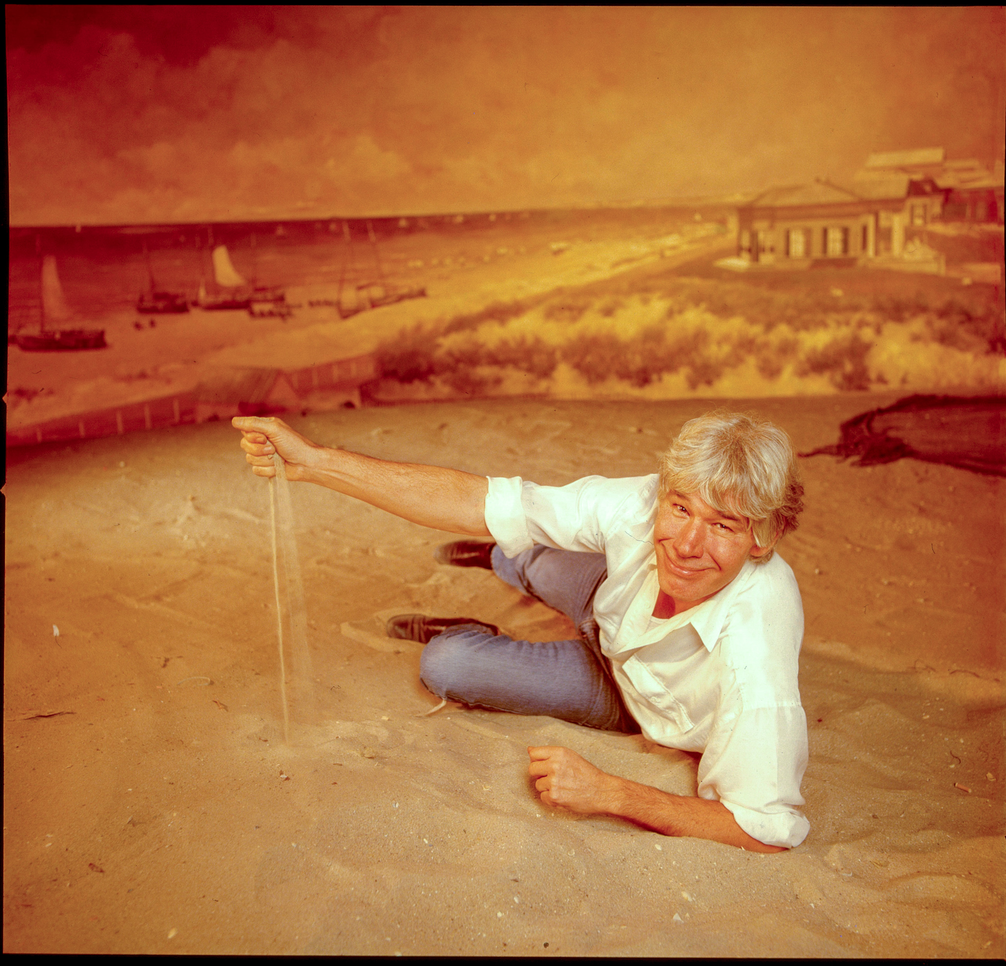 Paul van Vliet cabaretier en zanger in het Panorama van Mesdag in Den Haag