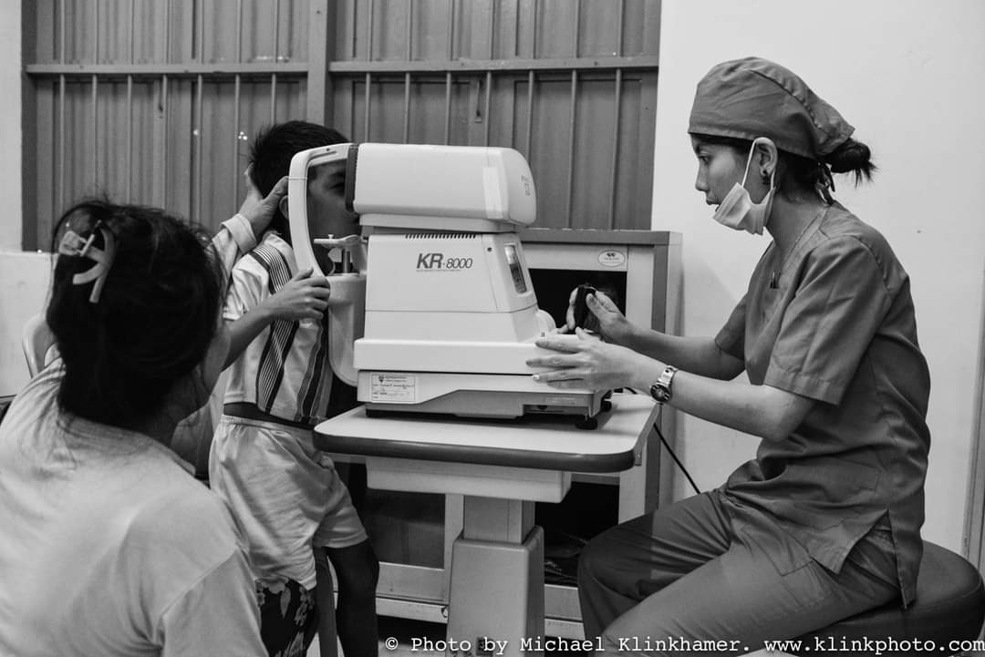 Eye sight examination_Cambodia_klinkhamerphoto