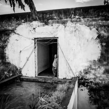 White Building in Phnom Penh_old lady tennant_klinkhamerphoto