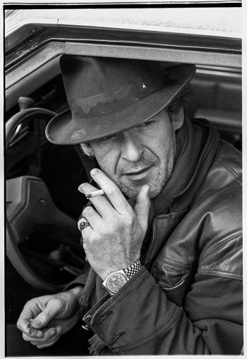 Rokende Peter Faber in 'the get away car' met hoed
