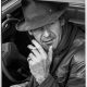 Rokende Peter Faber in 'the get away car' met hoed