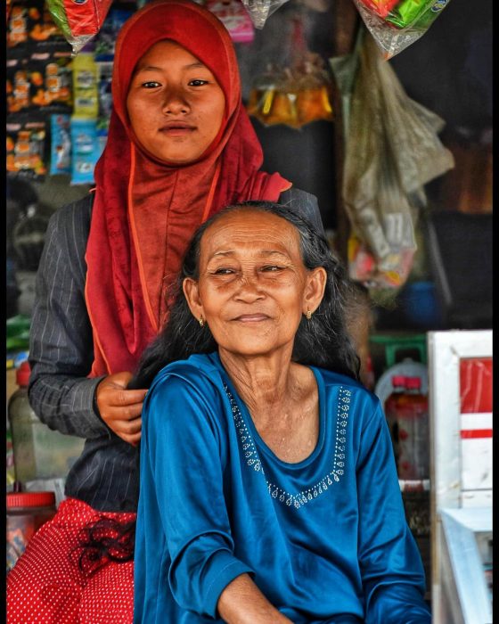 Cambodia Photo Tours woman and daughter in Phnom Penh