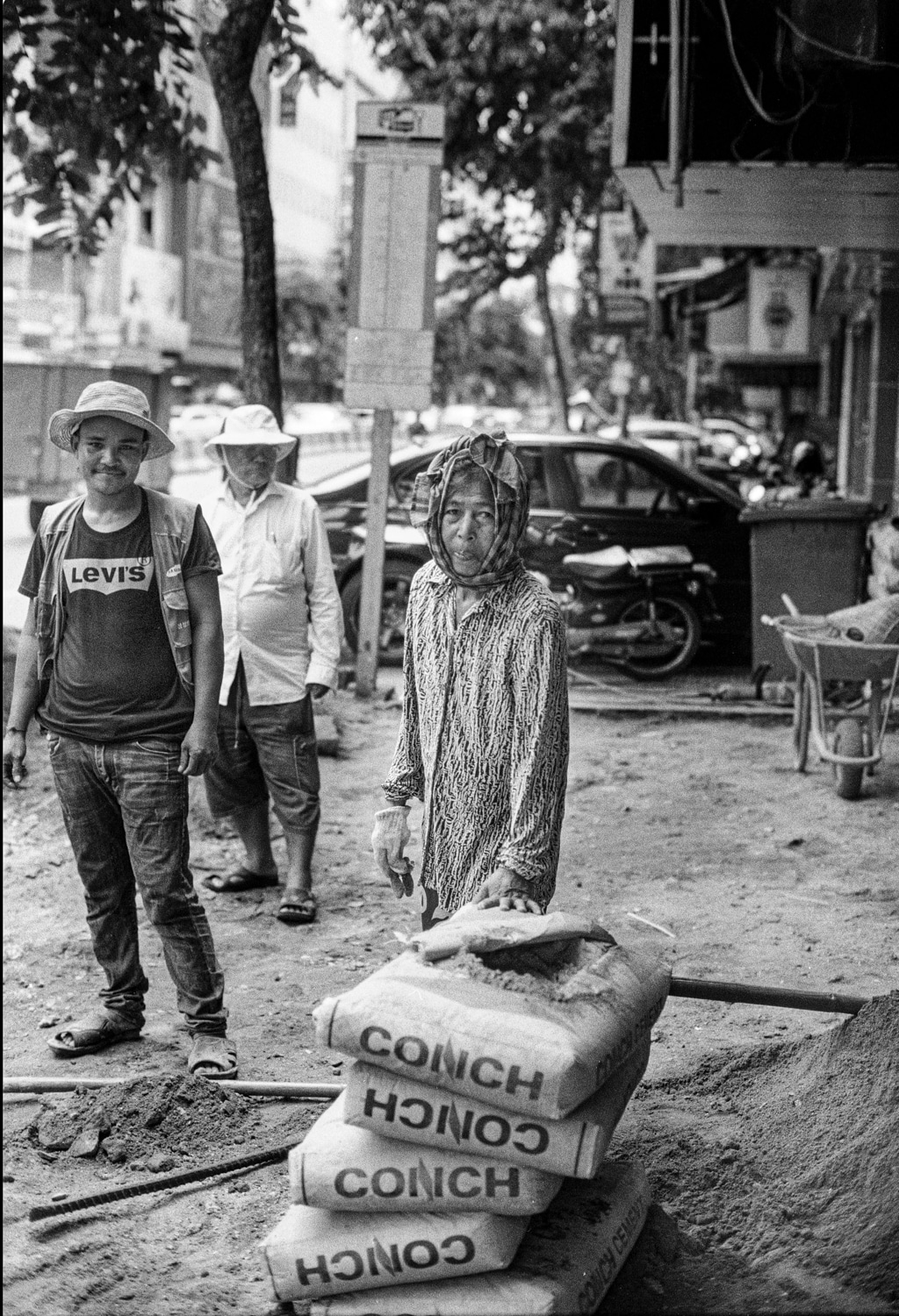 older woman doing hard labour in Phnom Penh