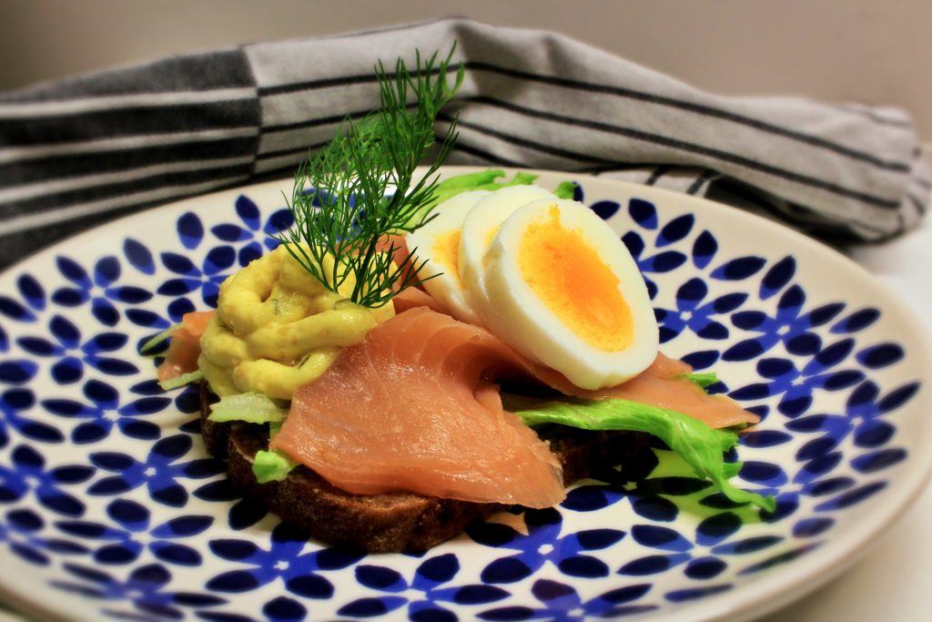Smørrebrød med æg på røget laks