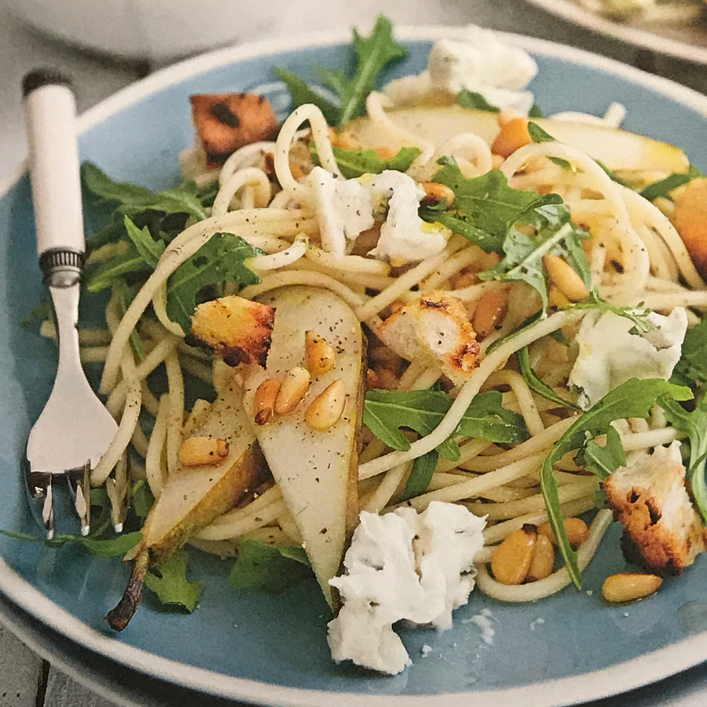 Knapperige pastasalade met peer en gorgonzola