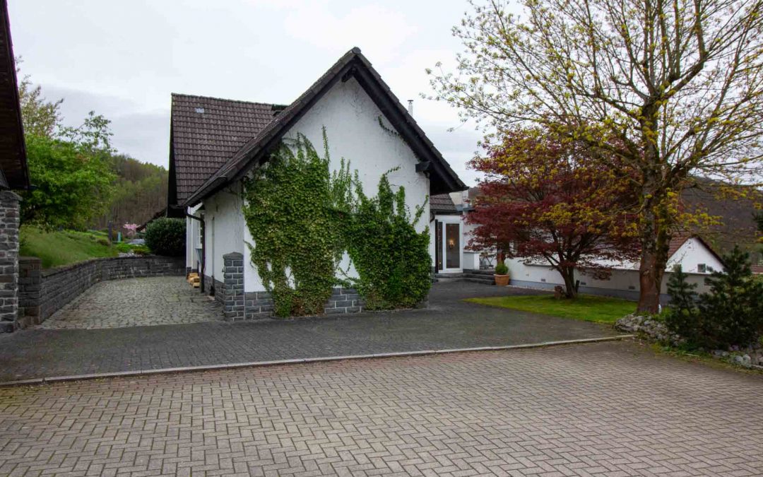 Urlaub in den eigenen vier Wänden: Großes Einfamilienhaus mit Pool und tollem Ausblick in Werdohl!