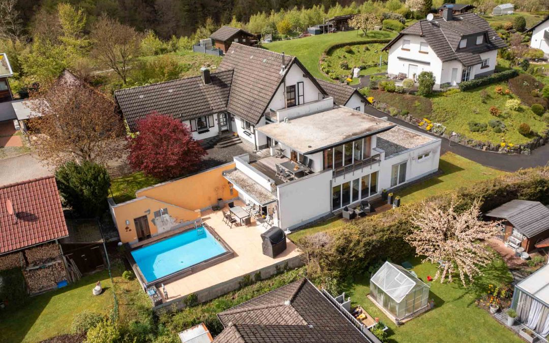 Urlaub in den eigenen vier Wänden: Großes Einfamilienhaus mit Pool und tollem Ausblick in Werdohl!