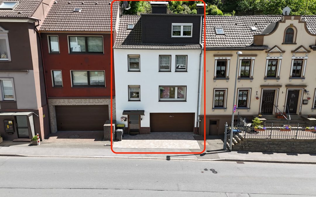 Ein Haus mit zwei Wohnungen, Doppelgarage und Terrasse zu verkaufen im schönen Altena!!!