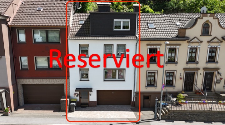 Ein Haus mit zwei Wohnungen, Doppelgarage und Terrasse zu verkaufen im schönen Altena!!!