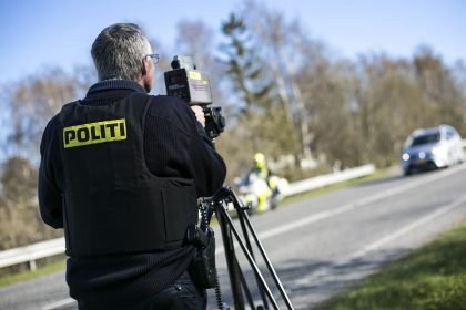 Hastighedskontrol med laser foto Sikker Trafik Rigspolitiet