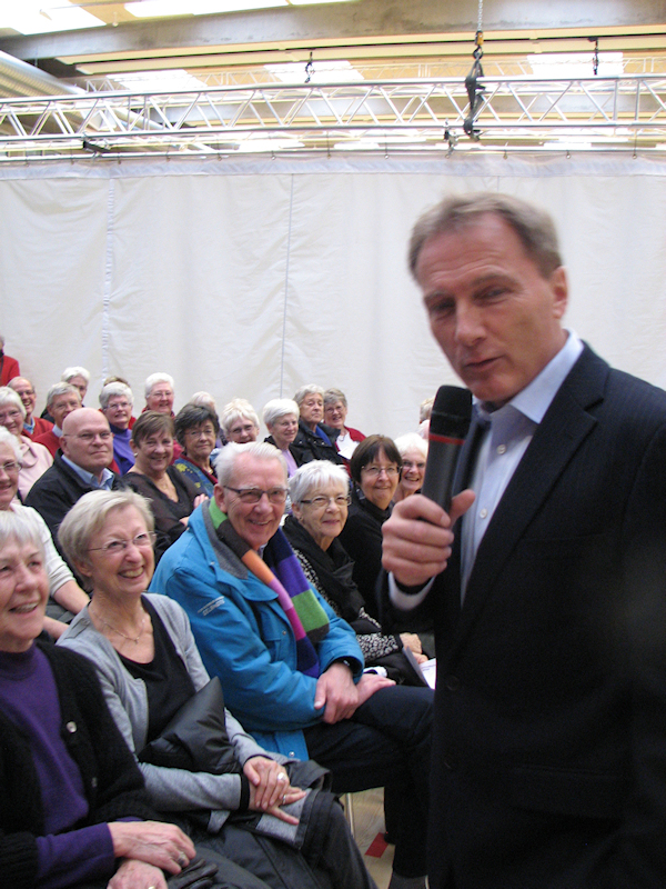 TV-lægen Peter Qvortrup Geisling havde forsamlingen i sin hule hand.