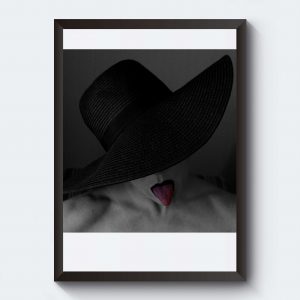 Poster med fotokonst i svartvitt. Kvinna med hatt.