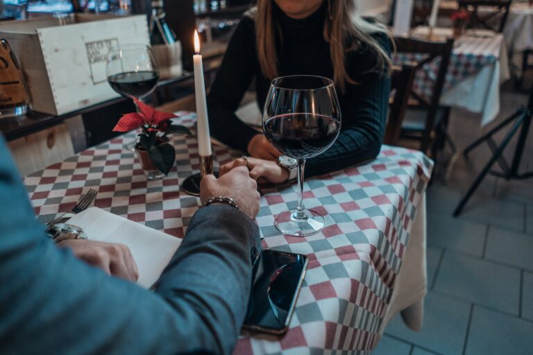 en mand og kvinde sidder på en restaurant og holder hinanden i hånden