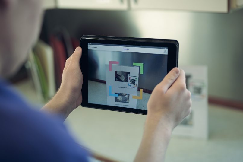 person holder opp en ipad