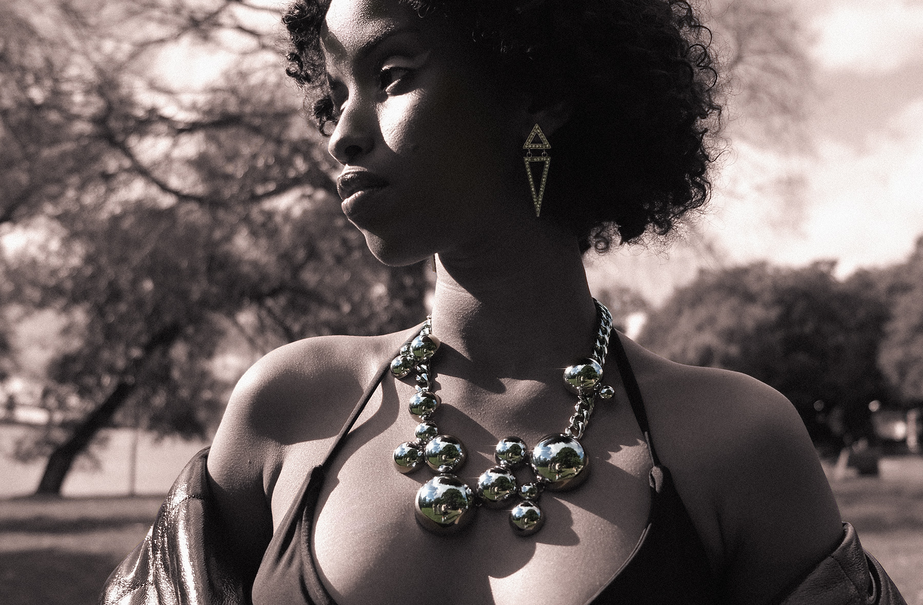 krullmag, Sundays, model Rhoda wearing onyx necklace