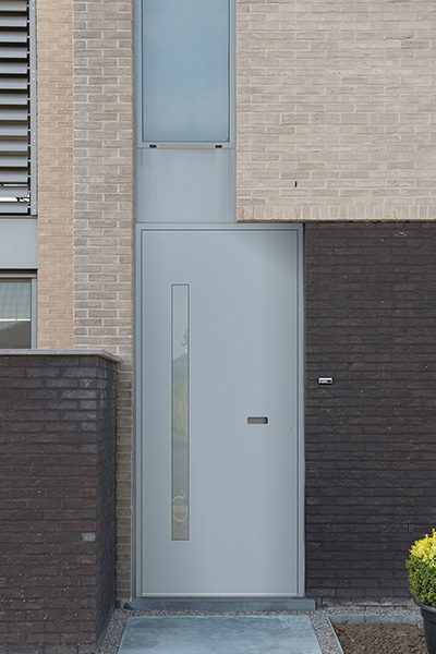 Voordeur aluminium grijs, vleugeloverdekkend