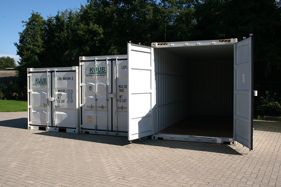 Compact, Medium en XL opslagcontainers – Kuub Self Storage Geleverdels en spullen tijdens verbouwing? Drie Kuub opslagcontainers naast elkaar: Compact 10 m³, Medium 15 m³ en XL 32 m³ voor meubels opslaan tijdens verbouwing