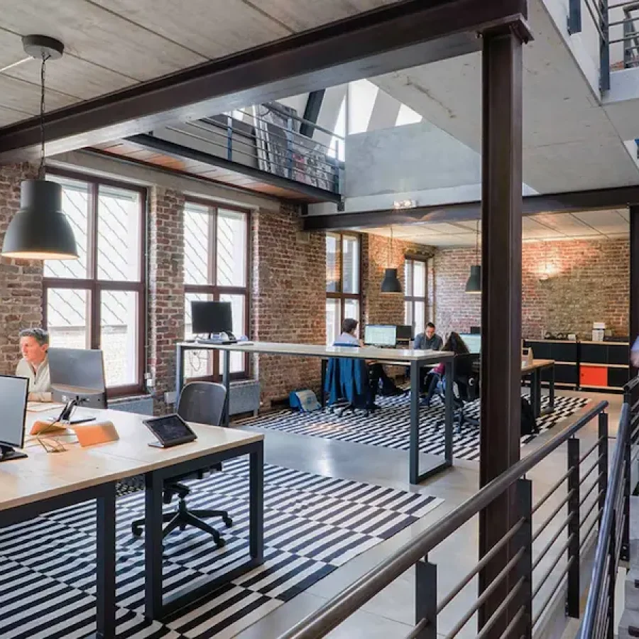 Modernt kontor med anställda som arbetar med ledningssystem och ISO‑certifiering