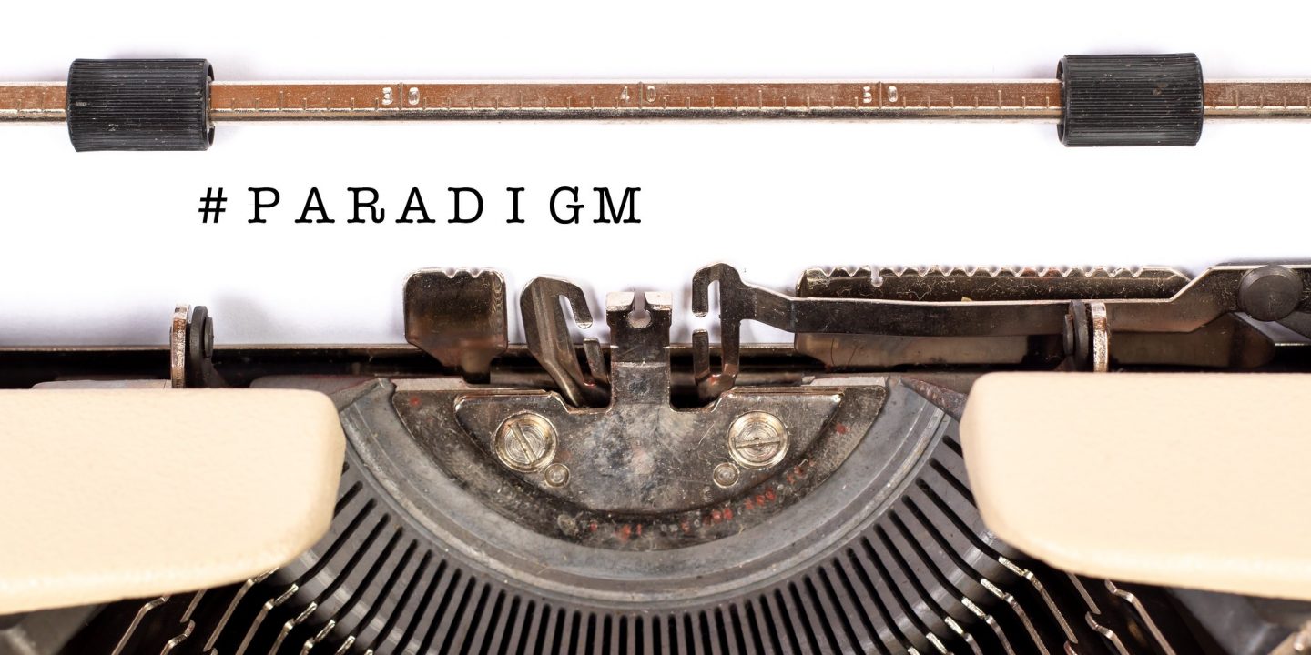 Bild på skrivmaskin med text #paradigm