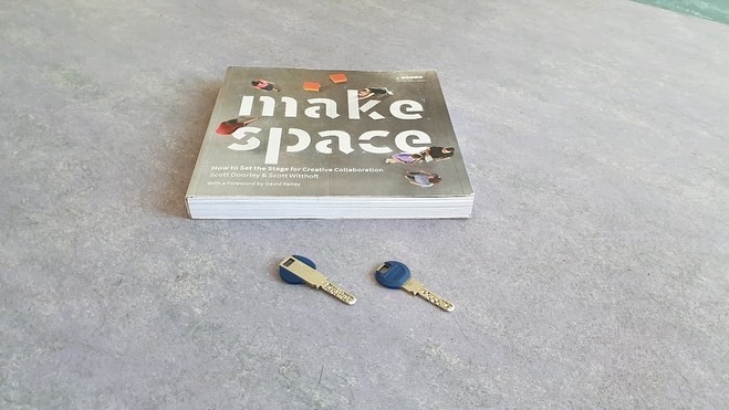 Make Space bok med nycklar på golv