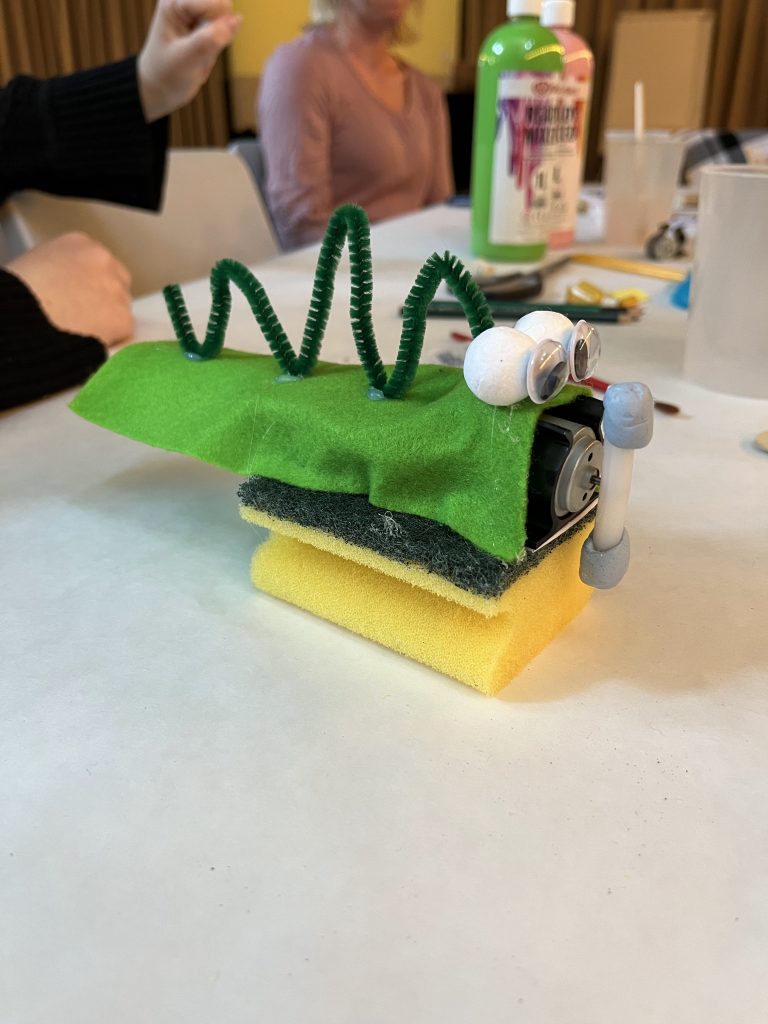 Bild som föreställer en robot byggd med tvättsvamp, motor och pysselmaterial