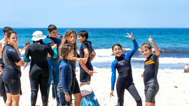 niños grupos surf