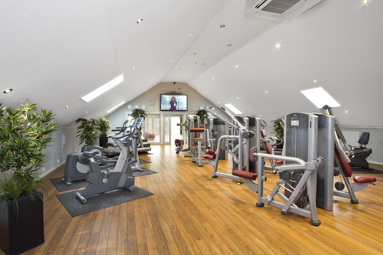 Gymmet på Lannalodge med moderna träningsmaskiner och ljus interiör
