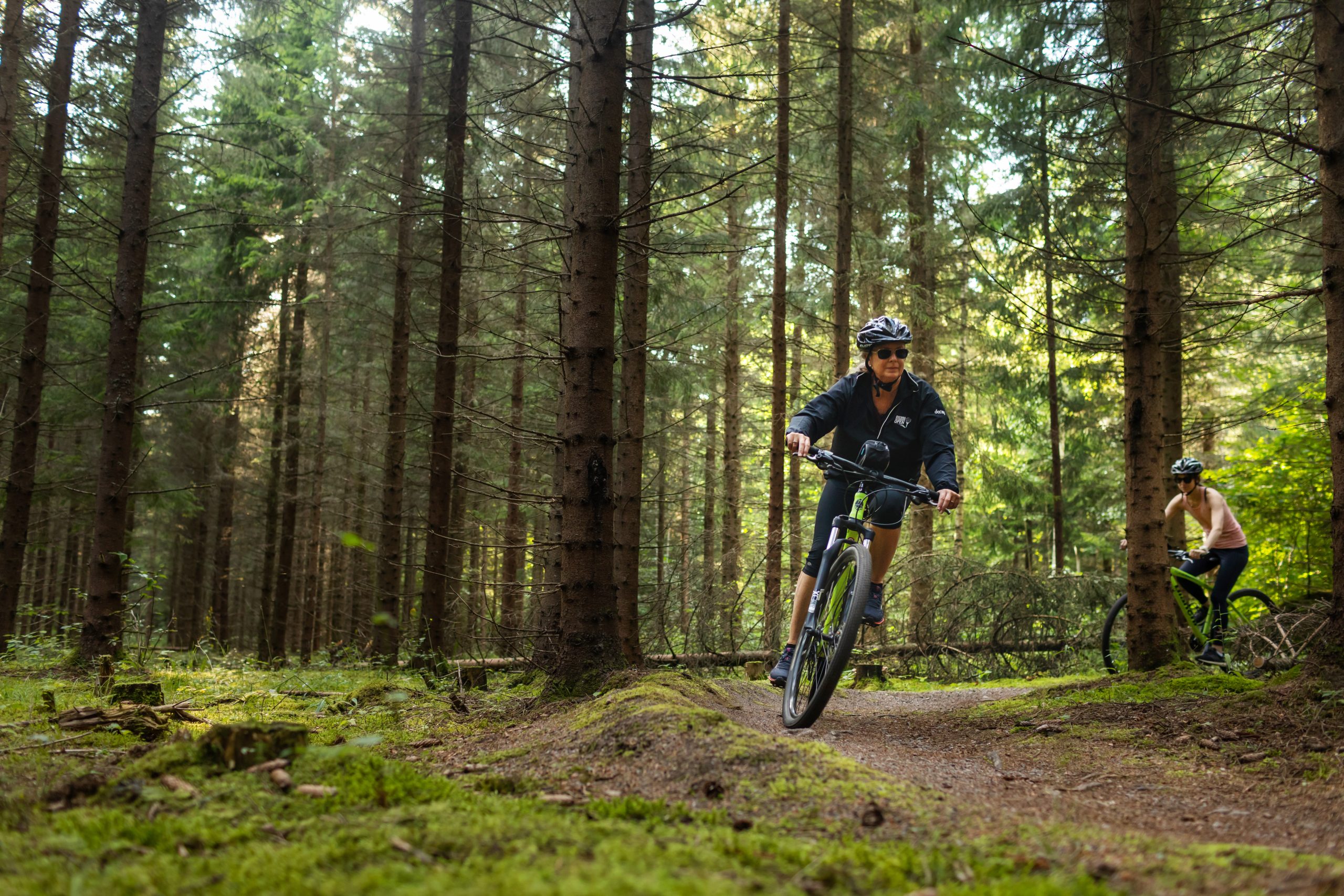 Vi hyr ut mountainbikes som du kan köra på en närliggande teknikbana eller MTB‑slingor.