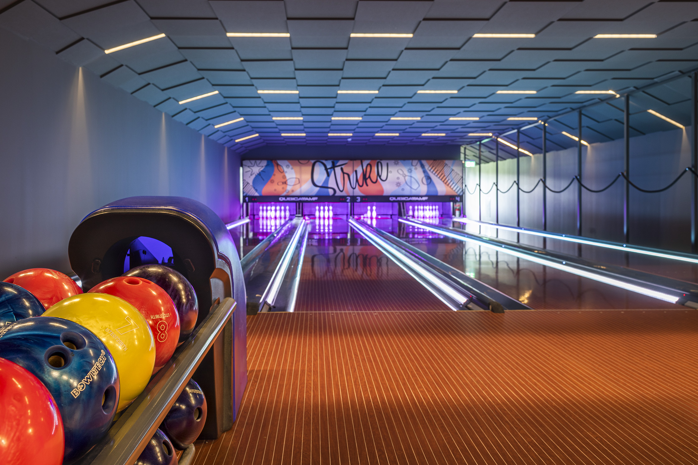 Bowlingbanor i Action Lodge på Lannalodge med färgglada bowlingklot i förgrunden