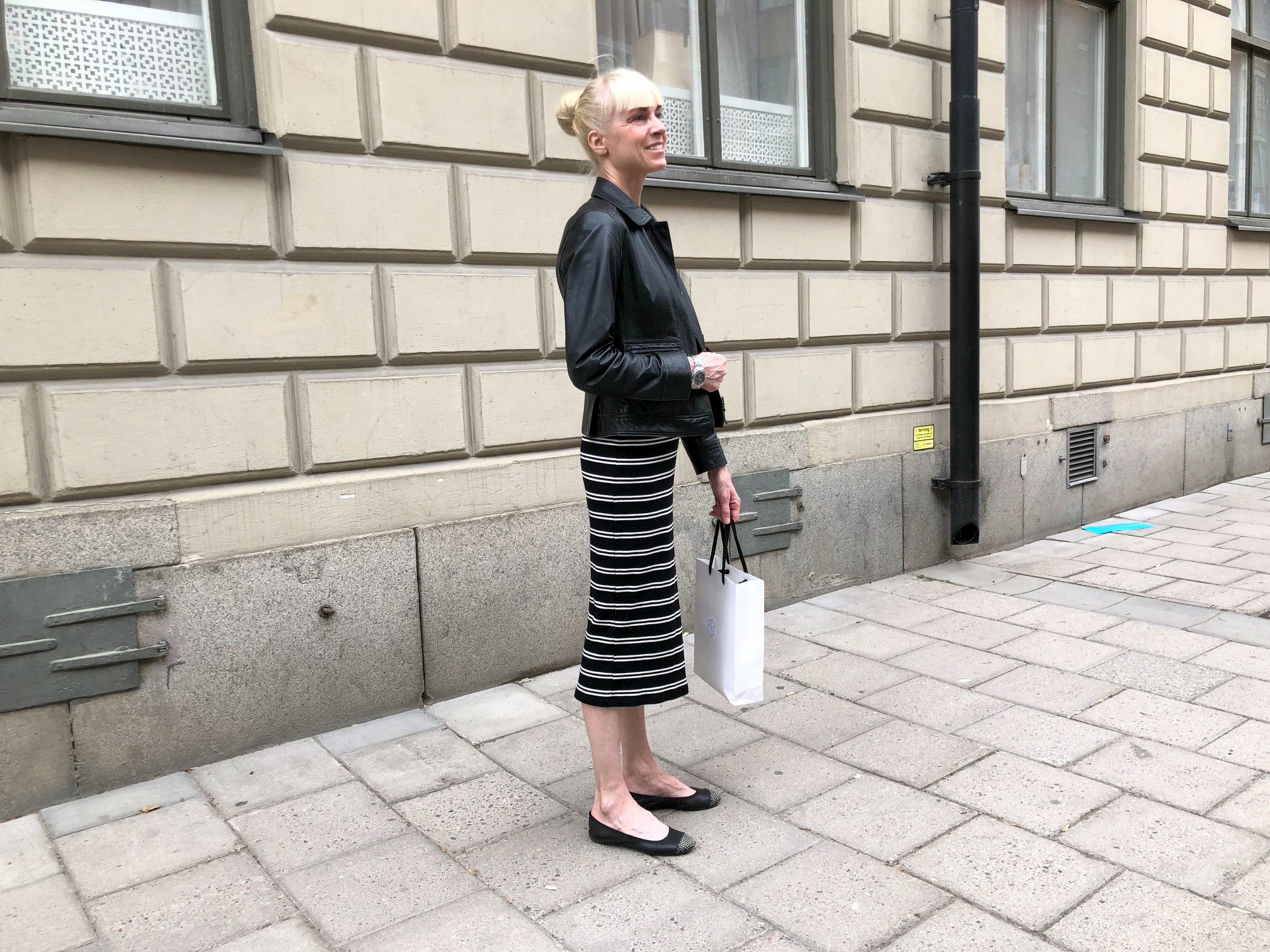 Randig klänning, skinnjacka och flats