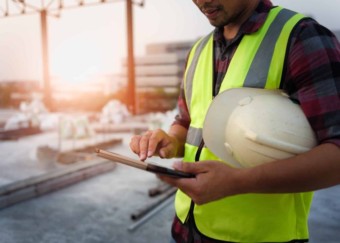 Engineering,Consulting,People,On,Construction,Site,Holding,Tablet,In,His Laserskanning med fältprogramvara