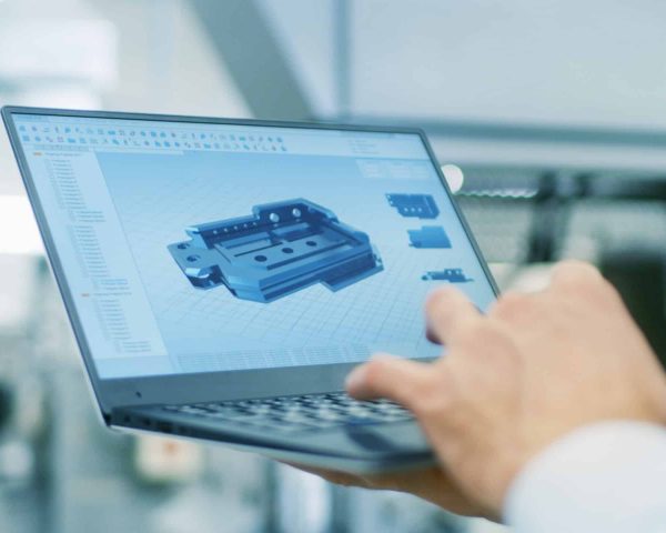 Close-up,Of,The,Engineer,Holding,Laptop,With,Cad,Component,Model Laserskanning av detaljer med en extremt hög nogrannhet