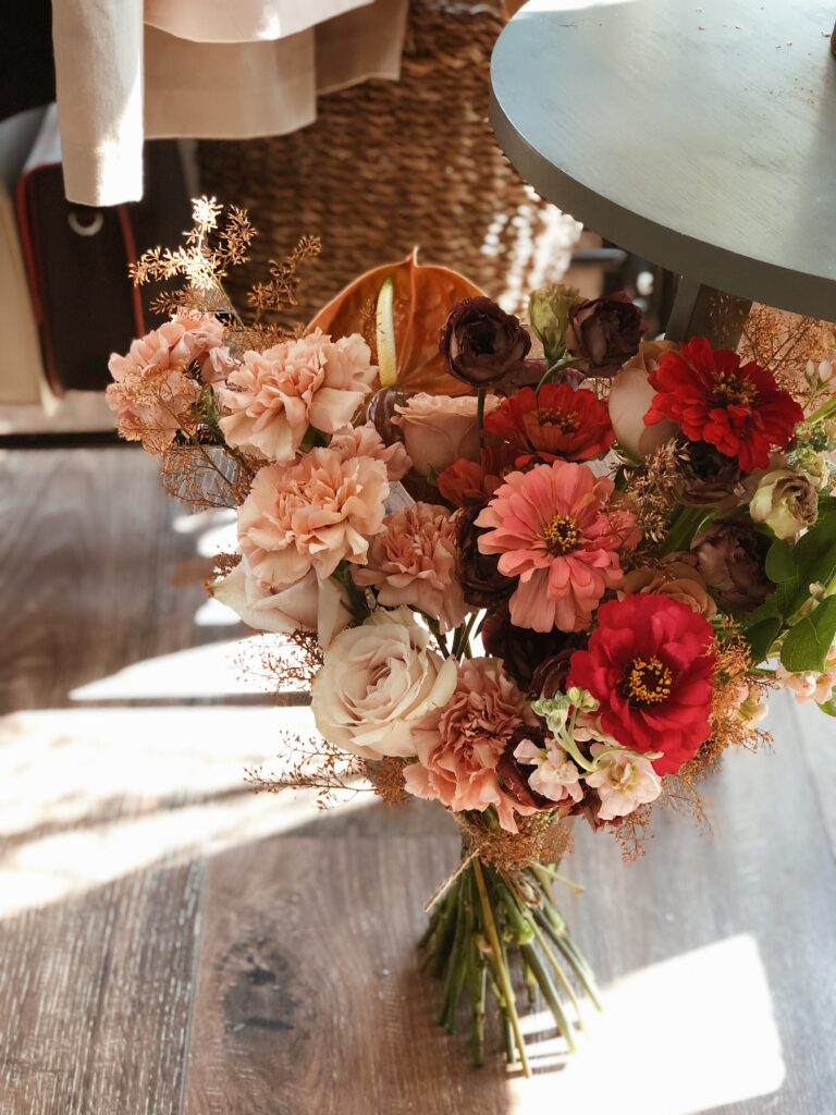 vers boeket mooi boeket bloemenabonnement verse bloemen rode bloemen oranje bloemen kleurenpallet herfstkleuren zomerkleuren op aanvraag op maat maatwerk