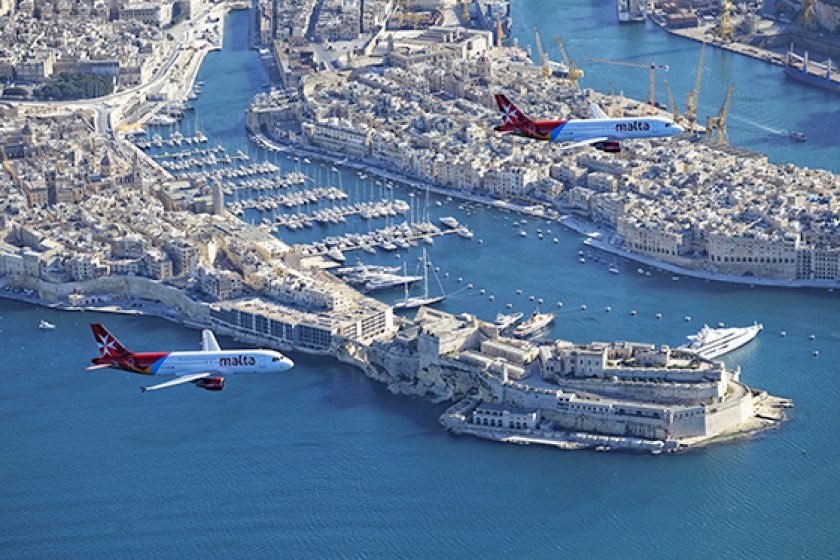 Air Malta flyger över Malta