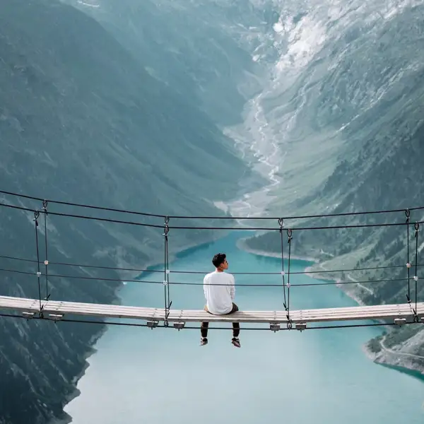 building-bridges Bro framför fjordutsikt