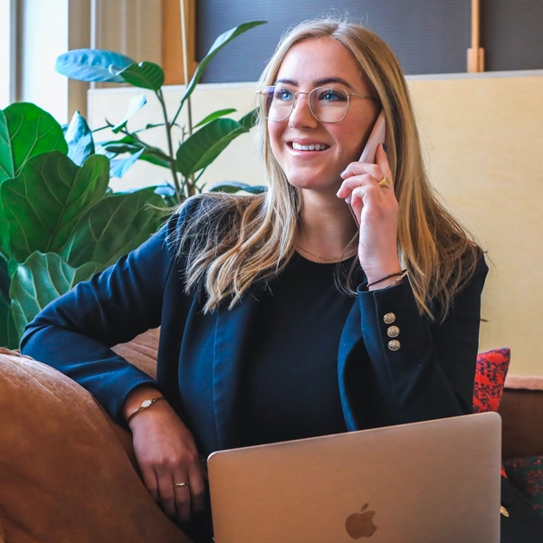 kvinna-kontorsmiljo Kvinna som pratar i telefon