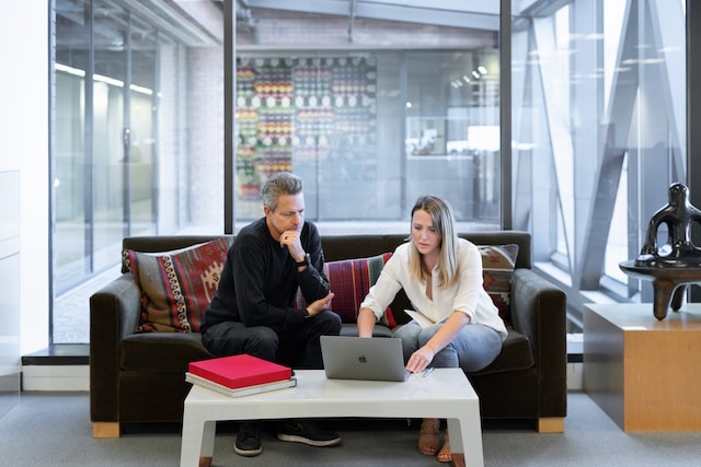 Grupp som arbetar på kontor