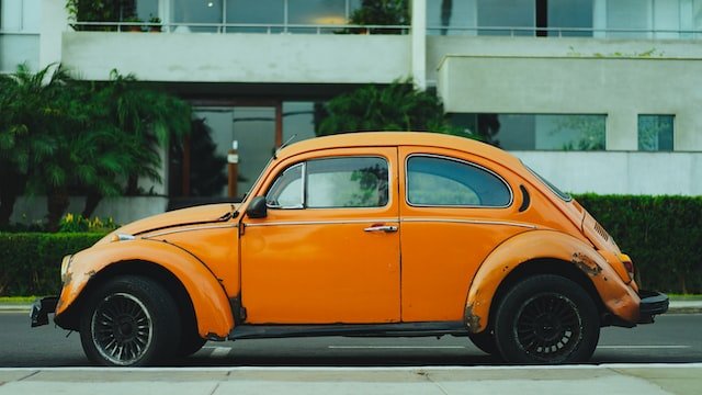 Orange bil på gatan